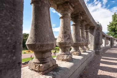 Şelalenin bir Fransız şehir parkı ile anıtsal çeşme