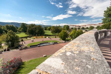 Şelalenin bir Fransız şehir parkı ile anıtsal çeşme