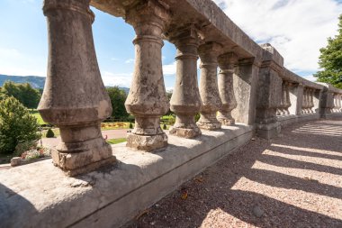 Şelalenin bir Fransız şehir parkı ile anıtsal çeşme