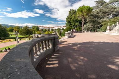 Şelalenin bir Fransız şehir parkı ile anıtsal çeşme