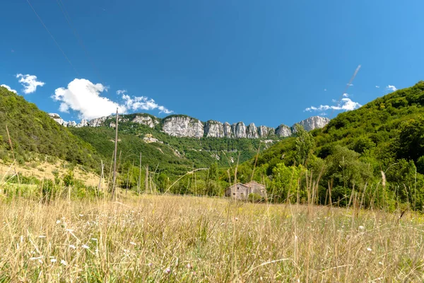 Des formations de montagne impressionnantes et le parc régional du Vercors — Photo