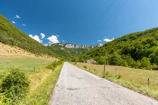 Des formations de montagne impressionnantes et le parc régional du Vercors — Photo