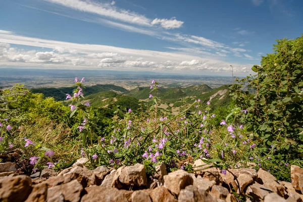 Rhone Vadisi ve Ardèche Dağların üzerinden görünüm ve 