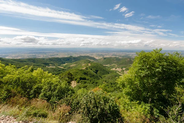 Vue sur la vallée du Rhône et les montagnes de l'Ardèche et — Photo