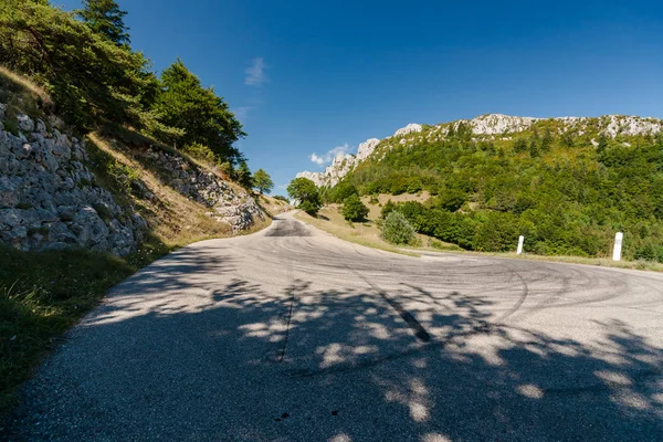 Des routes de montagne impressionnantes dans le parc régional du Vercors — Photo