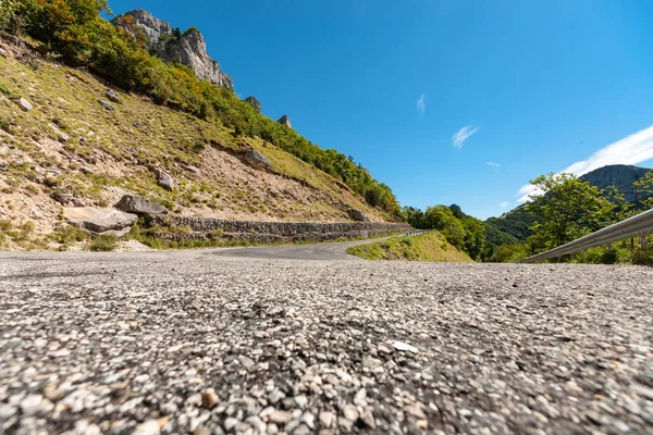 Des routes de montagne impressionnantes dans le parc régional du Vercors — Photo