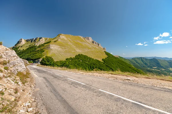 Des routes de montagne impressionnantes dans le parc régional du Vercors — Photo