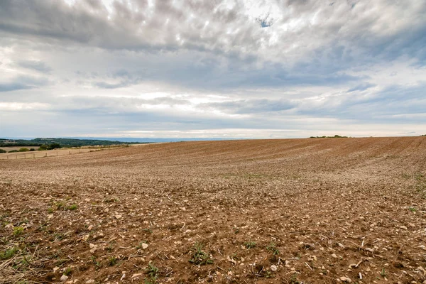 Kümeleri ve mounta taşları ile yeni ekili tarım arazileri