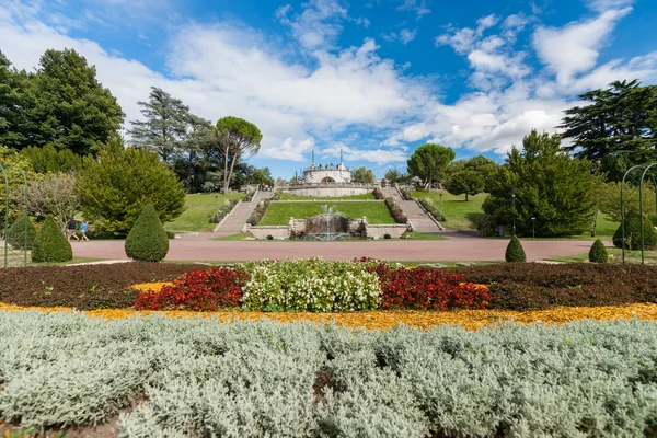 Şelalenin bir Fransız şehir parkı ile anıtsal çeşme