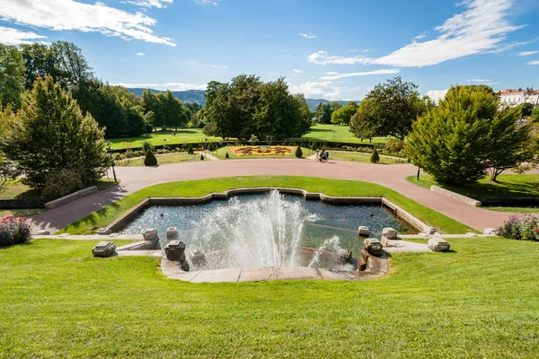 Fontana monumentale con cascate in un parco cittadino francese — Foto Stock