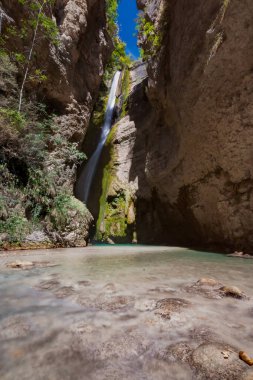 Uzun pozlama fotoğraf ile etkileyici muhteşem şelale