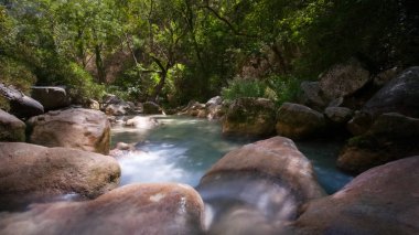Uzun akan bir su akışı şelale ile fotoğraf çekim çekim