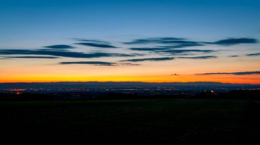 Yaz akşam alanları Güney Fransa yukarıda