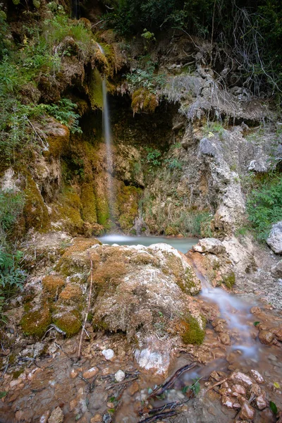 Cachoeira misticamente atmosférica com musgo verde e rochas — Fotografia de Stock