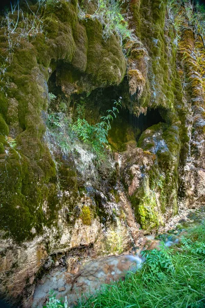 Mystisch stimmungsvoller Wasserfall mit grünem Moos und Felsen — Stockfoto