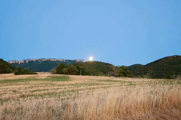 Dağlar ve alanları altında Hills güzel görünüm — Stok fotoğraf