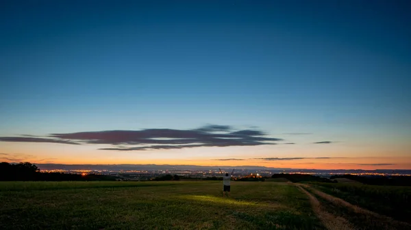 Soirée d'été au dessus des champs dans le sud de la France — Photo