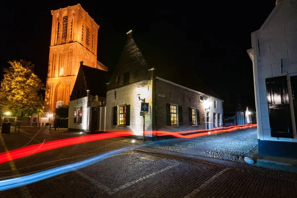 Torre della chiesa in una strada del villaggio storico, Elburg in th — Foto Stock