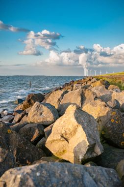 Flev, Ijsselmeer boyunca taş sınır elemanları ile polder lezbiyen
