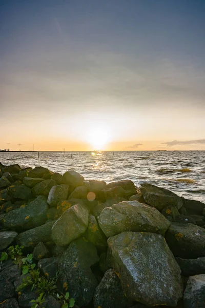 O dique polder com bollards de pedra ao longo do Ijsselmeer em Flev — Fotografia de Stock