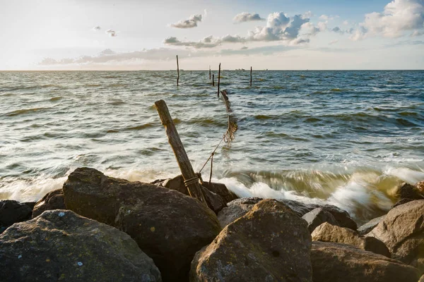 Foto van een fyke of visnet aan het Ijsselmeer meer in de N — Stockfoto