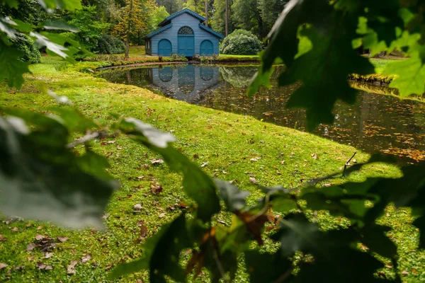 Jesień las kabiny do łodzi na kanał do stawu w parku — Zdjęcie stockowe