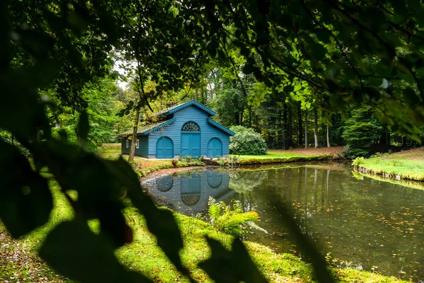 Cabina de bosque de otoño para barcos en el bosque entre el salvado de árboles —  Fotos de Stock