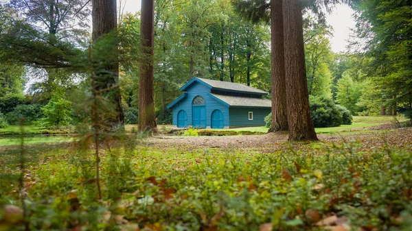 Herfst bos huis boten in het bos — Stockfoto