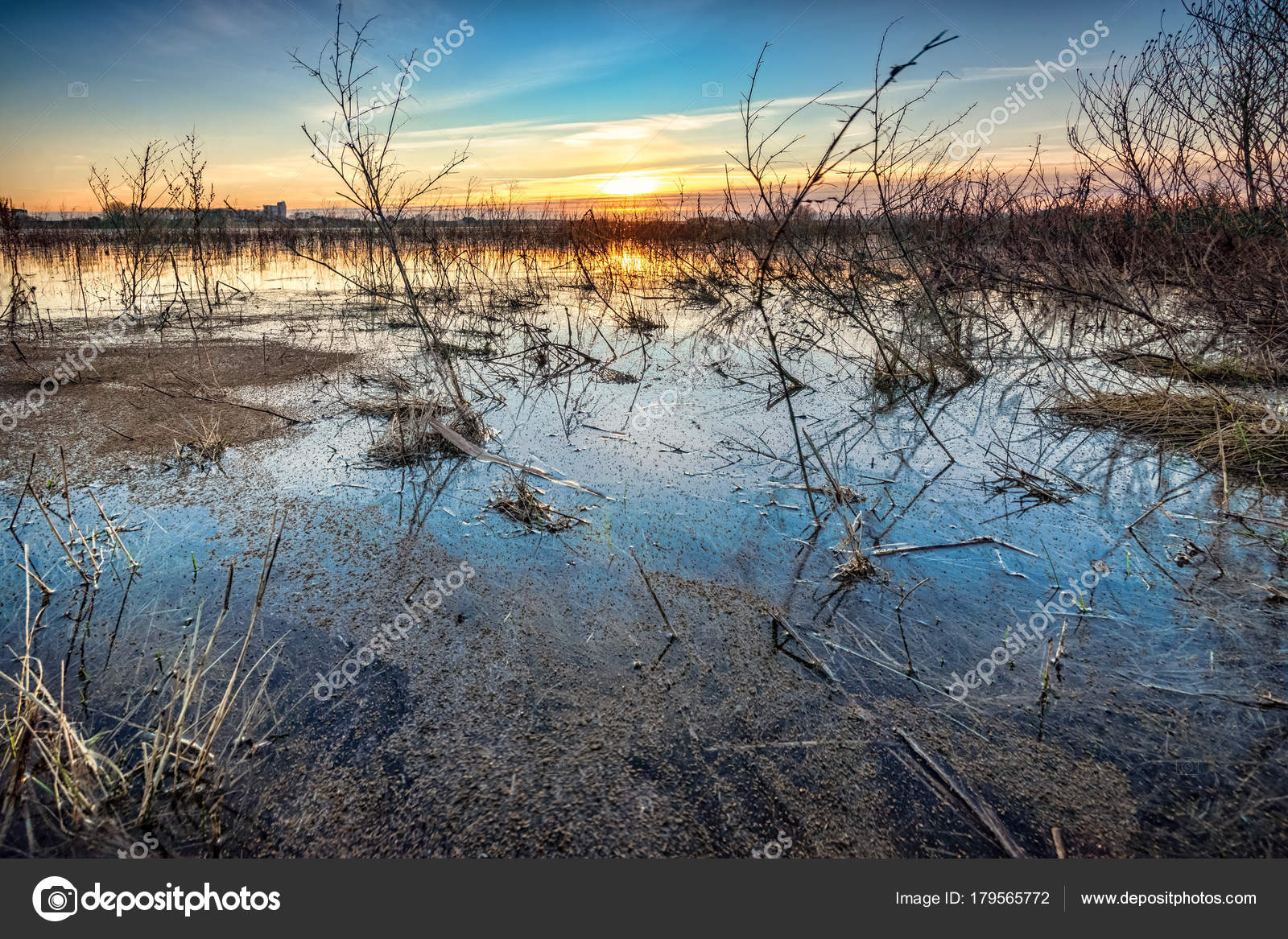 Paisaje invernal con lago congelado — Foto de stock © fotografiecor