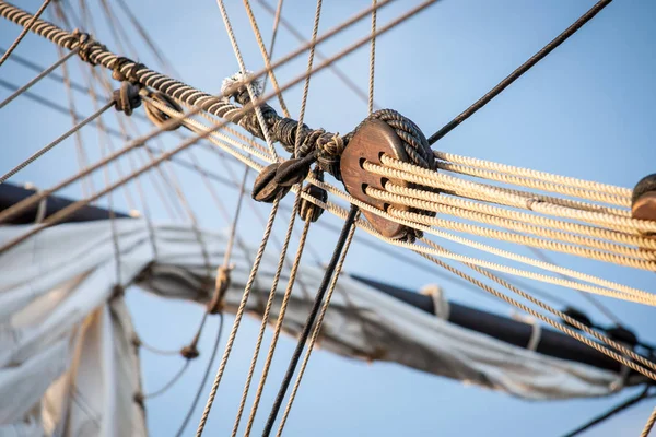 Detalhes vintage e retro de veleiros antigos durante uma véspera de vela — Fotografia de Stock