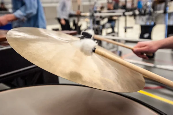 Details van cymballs drums, drumstel tijdens concert — Stockfoto