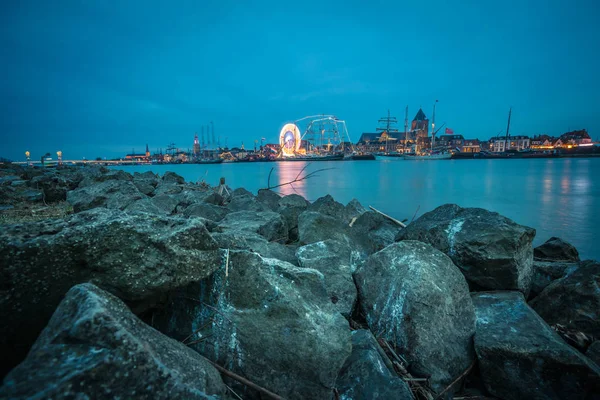 Mentén a bankok a folyó Ijssel, a középkori város történelmi — Stock Fotó