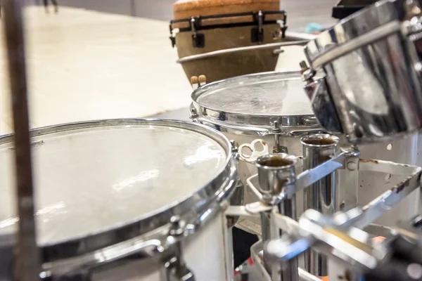 Setup met ander ritme percussie-instrumenten op een stand — Stockfoto