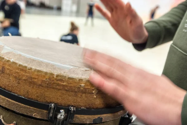 Muziek maken met djembe en drummen handen — Stockfoto