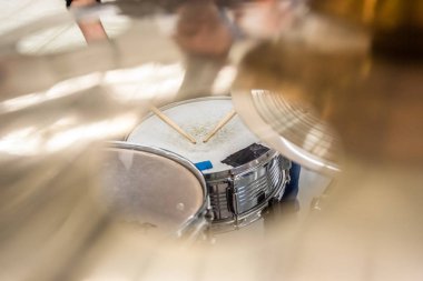 Oynarken Davula davulcu üstten görünüm ayarlayın. Canlı müzik konser, grup d