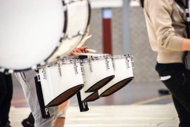 Davulcu oynarken Tenor davul gösterisi sırasında bir davul grupta gerçekleştirmek