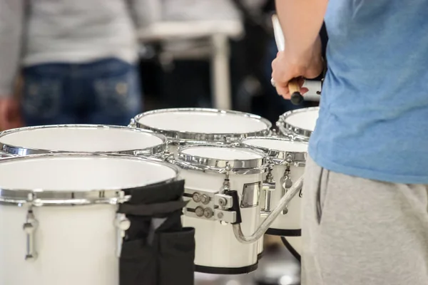 Drummer spelen Tenor Drums in een band van de trommel tijdens een diavoorstelling uitvoeren — Stockfoto