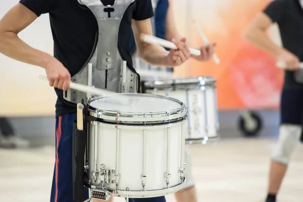 Closeup drummer met een close-up van de snare drum — Stockfoto