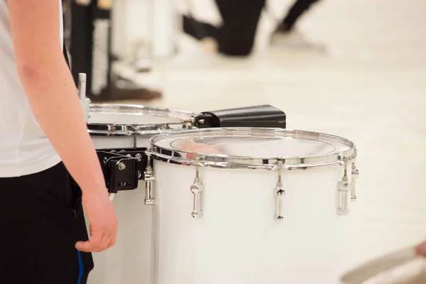 Drummer spelen Tenor Drums in een band van de trommel tijdens een diavoorstelling uitvoeren — Stockfoto