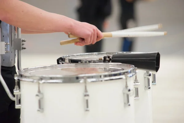 Drummer spelen Tenor Drums in een band van de trommel tijdens een diavoorstelling uitvoeren — Stockfoto