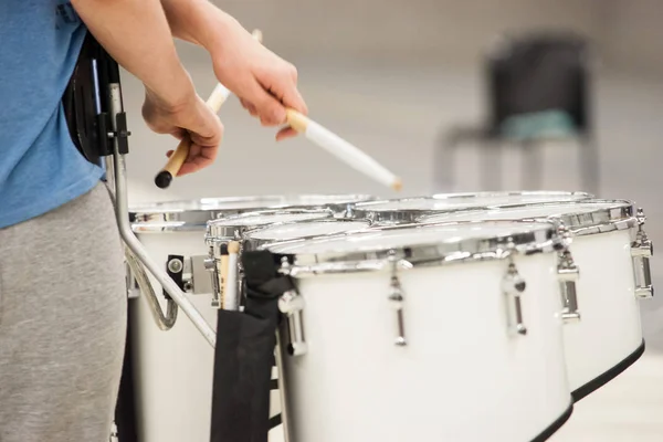 Drummer spelen Tenor Drums in een band van de trommel tijdens een diavoorstelling uitvoeren — Stockfoto