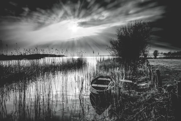 Sadece sakin bir RI üzerinde güneş doğmadan önce güzel bir siyah ve beyaz sahne — Stok fotoğraf