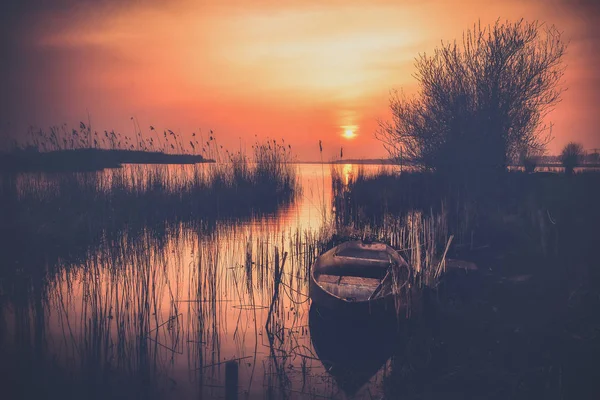 Beautiful sky just before sunrise over a calm river or lake at s — Stock Photo, Image