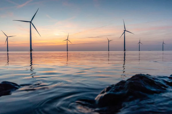 Sonnenuntergang über dem Wasser in Holland mit rotem Licht voller Bohrinsel — Stockfoto