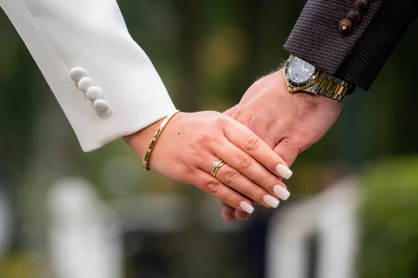 Ερωτευμένο ζευγάρι που κρατιέται χέρι — Φωτογραφία Αρχείου