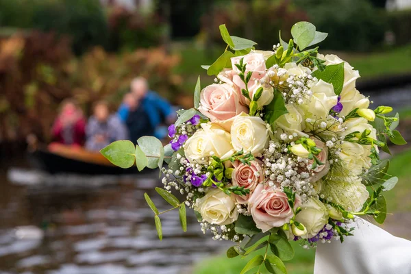 Segurando lindo buquê de flores — Fotografia de Stock