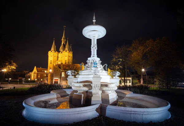 Красиво оформленный исторический фонтан со старыми городскими воротами в — стоковое фото