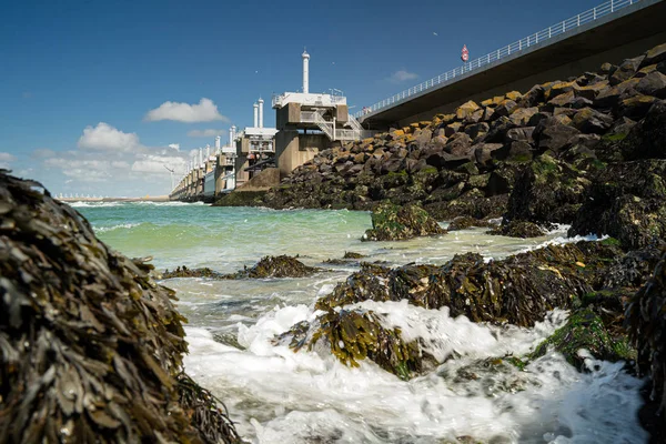 Zicht op de architectuur van de vloedkering 'Neeltje jans' in — Stockfoto