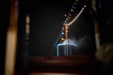 Yolculuk sırasında feribot bacası tüttürmek