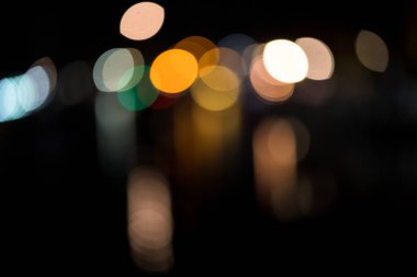 Bir limanın suyuna yansıyan renkli bokeh ışığı.